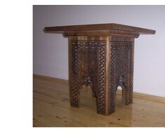 طاولة صغيرة