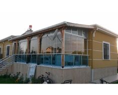 شرفة زجاجية