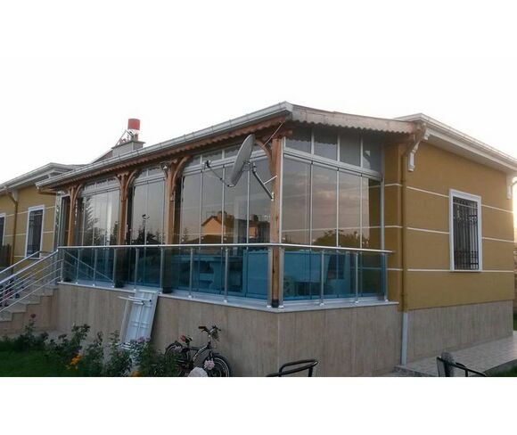 شرفة زجاجية